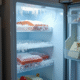 Porte de freezer ouverte avec givre dans une cuisine familiale