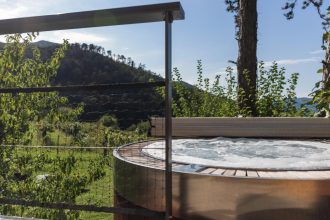 Pourquoi une bonne couverture protège aussi votre spa des intempéries ?
