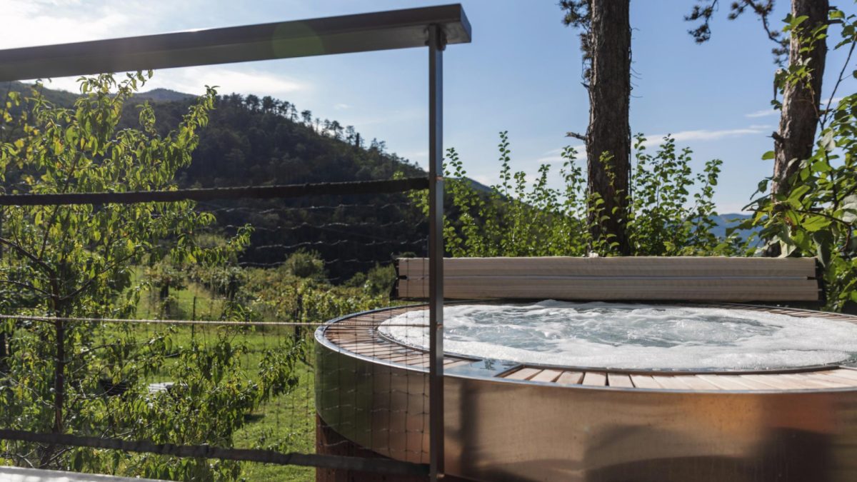 Pourquoi une bonne couverture protège aussi votre spa des intempéries ?